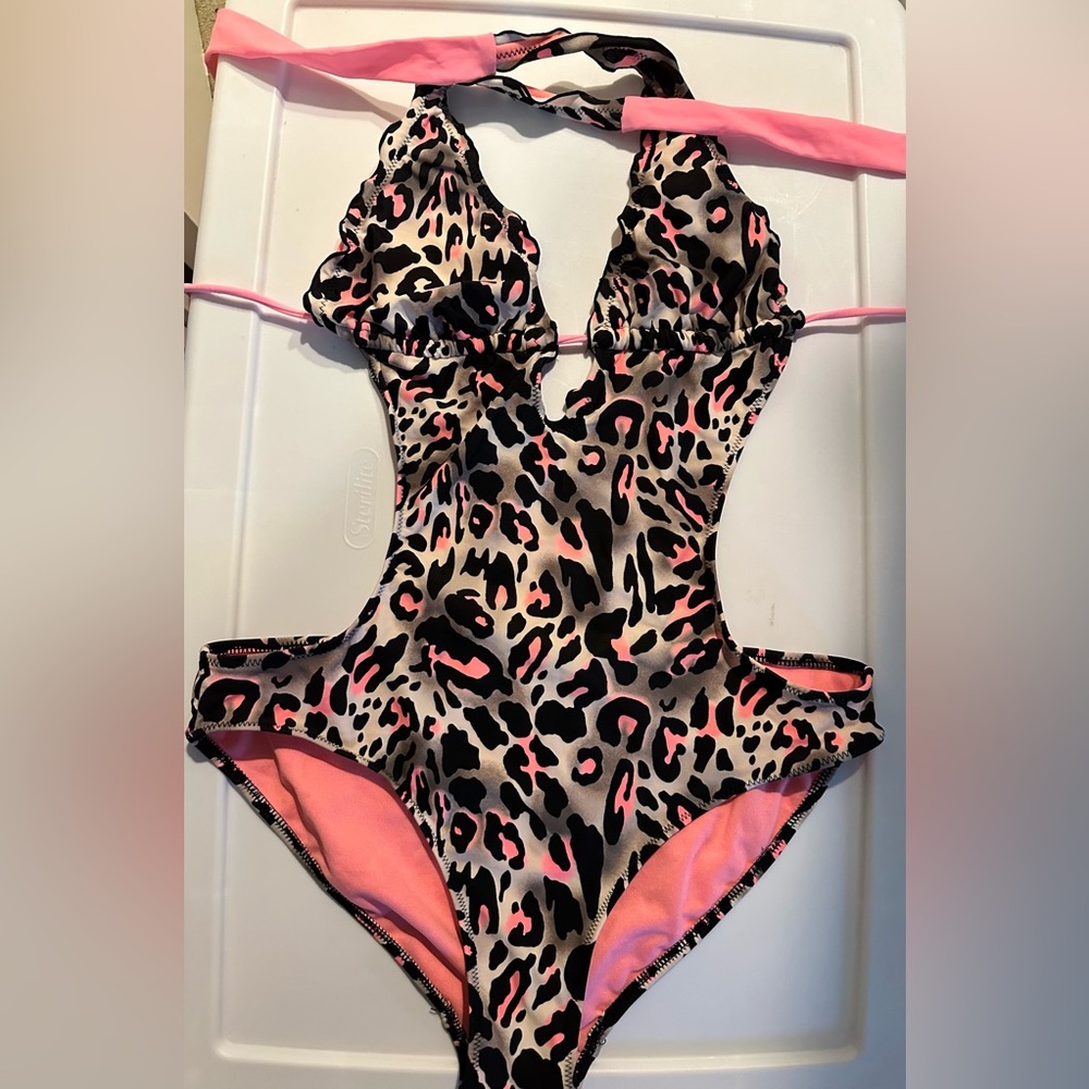 Sexy Side cut out Cheetah print V cut bathing suit